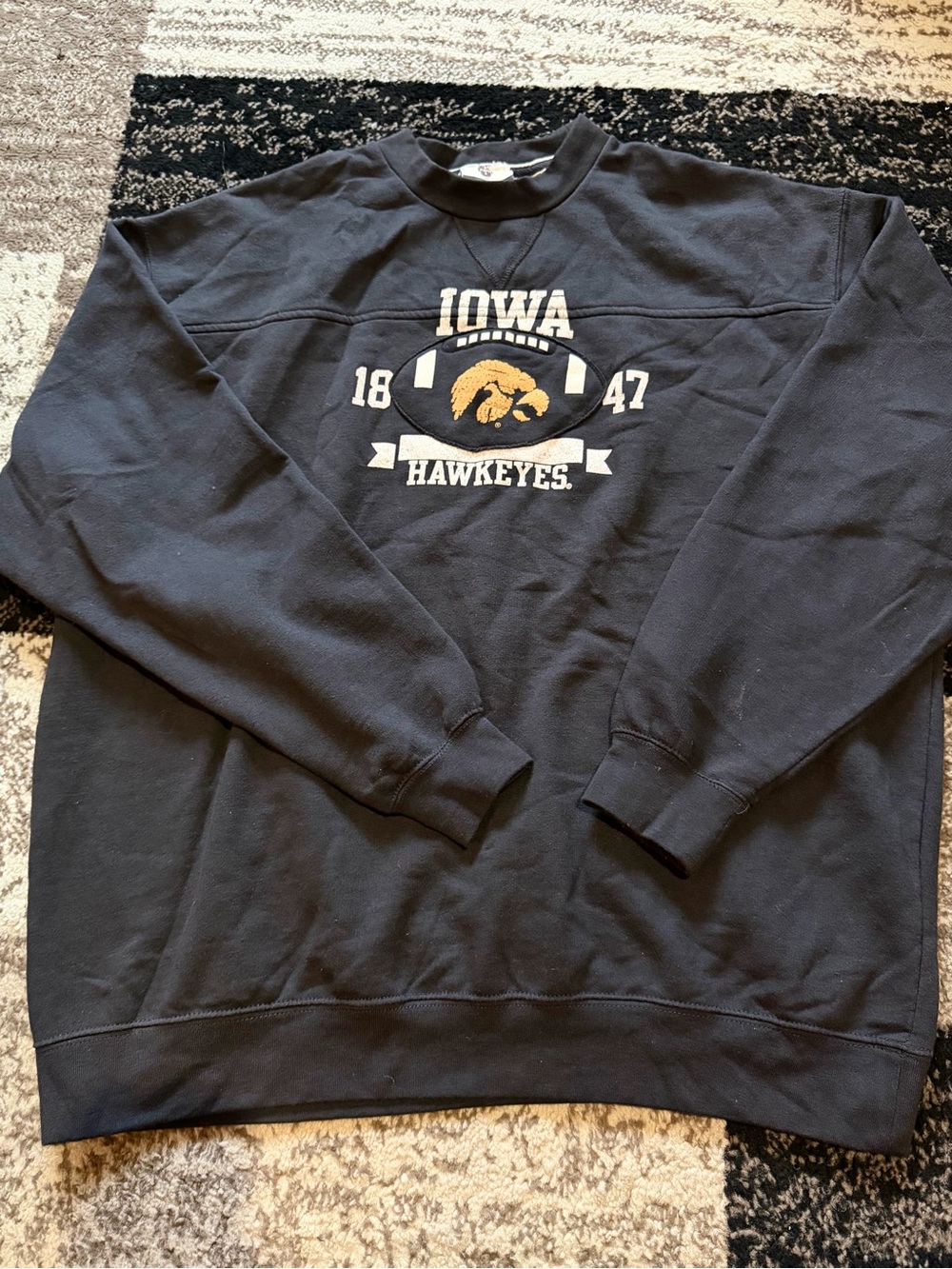Men’s vintage Iowa Hawkeyes Crewneck Sweatshirt - greyish brown